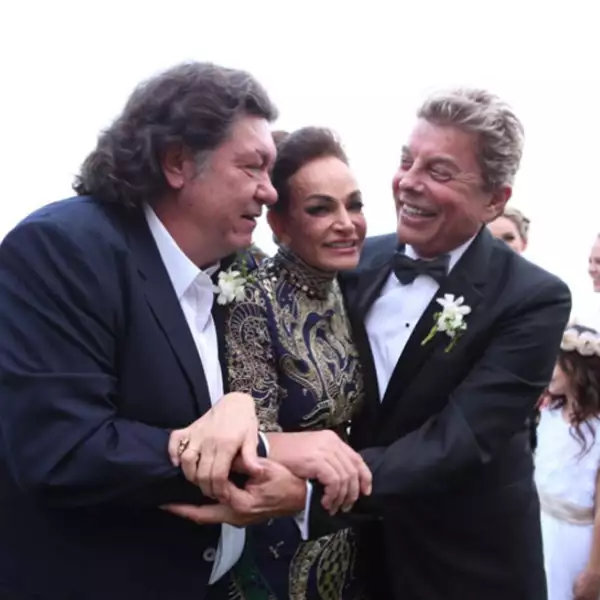 Los papás de los novios, Jorge Hank, Letty y Ernesto Coppel, no ocultan su felicidad.