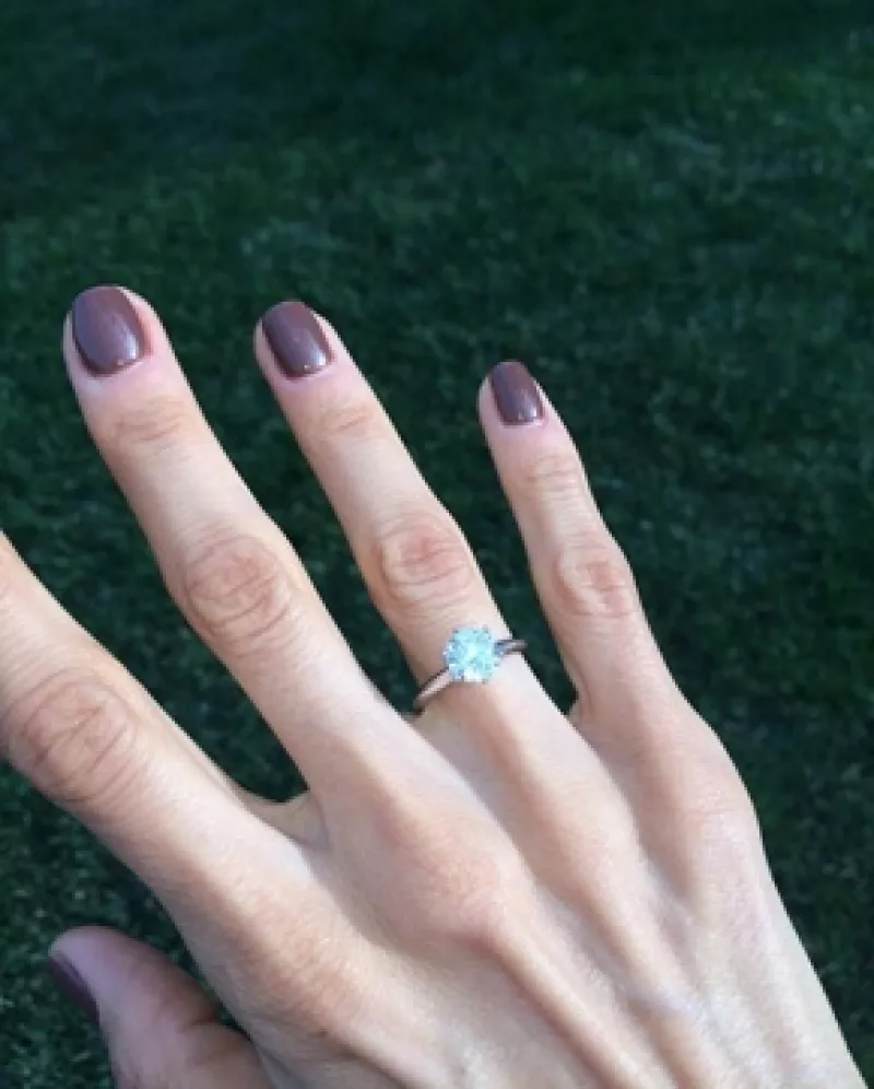 Mediante Twitter, la pareja ha hecho oficial su compromiso. La actriz decidió mostrar el lindo anillo de compromiso que le dio el cantante.