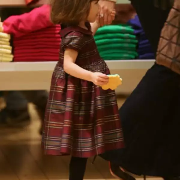 Como supermodelo, con medias negras, Suri salió de compras al Upper East Side neoyorquino.
