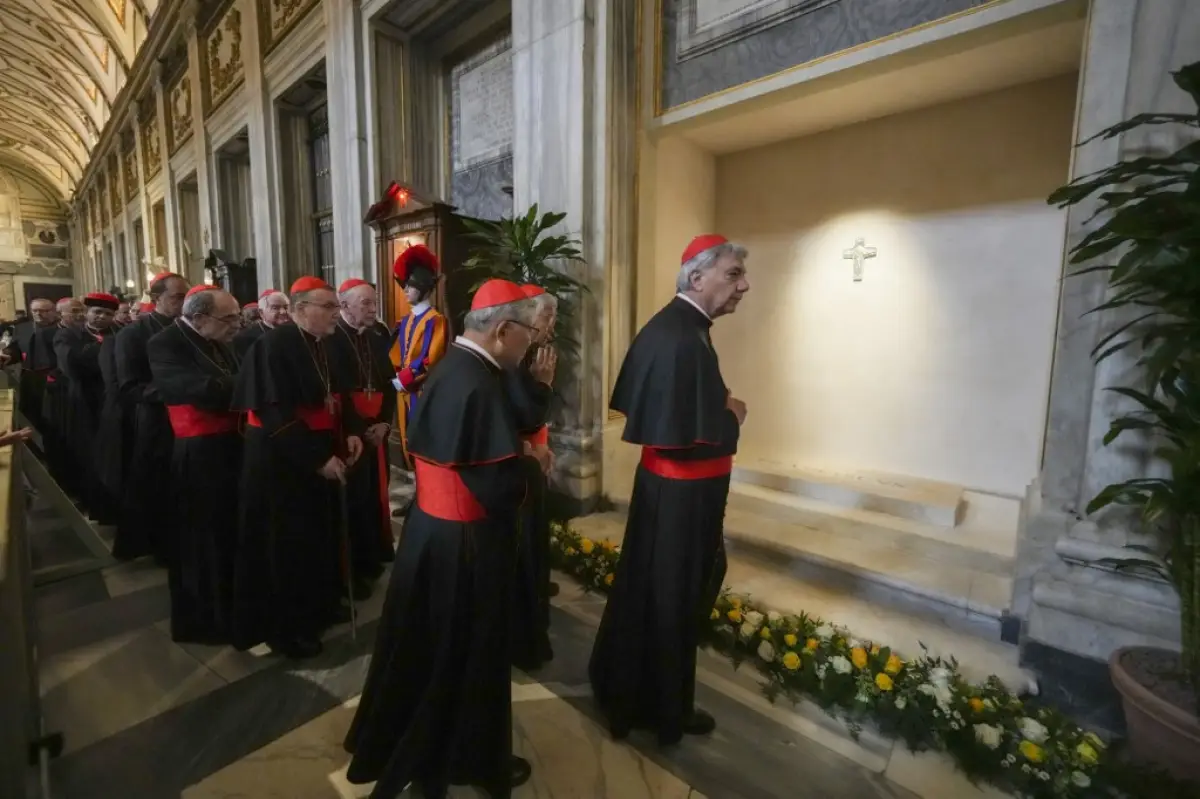 Los cardenales visitan la tumba del difunto Papa Francisco en la Basílica de Santa María la Mayor un día después del funeral del Papa, en Roma el 27 de abril de 2025.