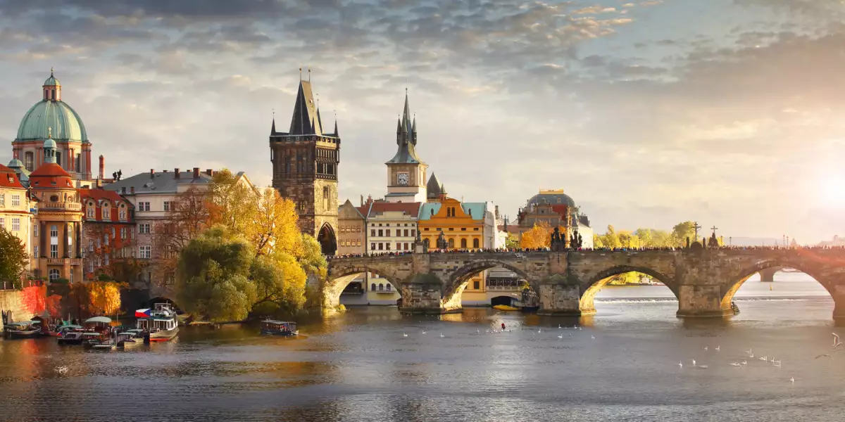 foto paronamica del rio vltava de praga y el puente charles