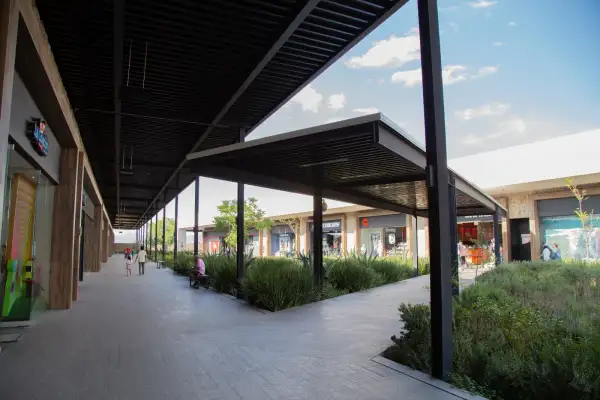 Premium Outlets Querétaro, pasillos para visitar las tiendas boutique.