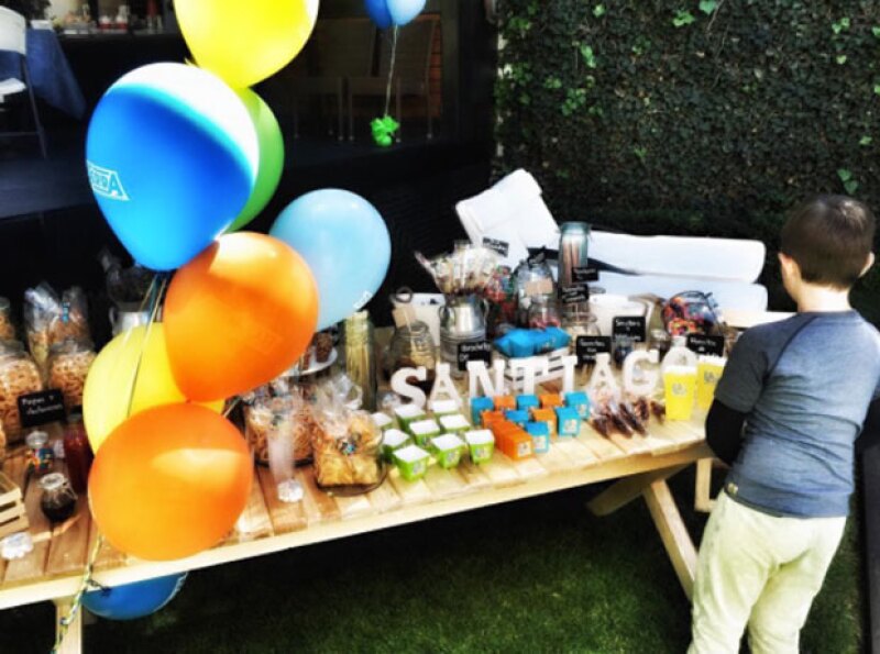 Santi festejó su cumpleaños con dulces, pastel y piñata.