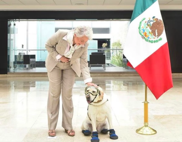 Olga Sánchez Cordero y Frida, la perrita rescatista