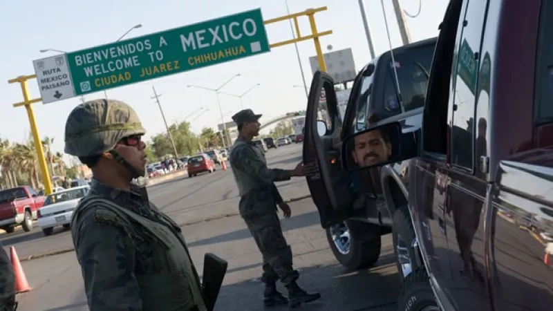 Soldados mexicanos revisan a conductores del puente Córdova-Américas