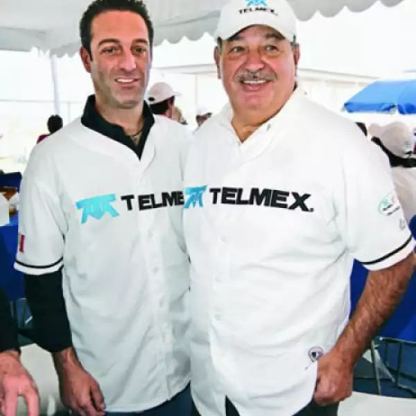 En la apertura del Centro Deportivo Telmex, junto a su hijo, Carlos Slim Domit.