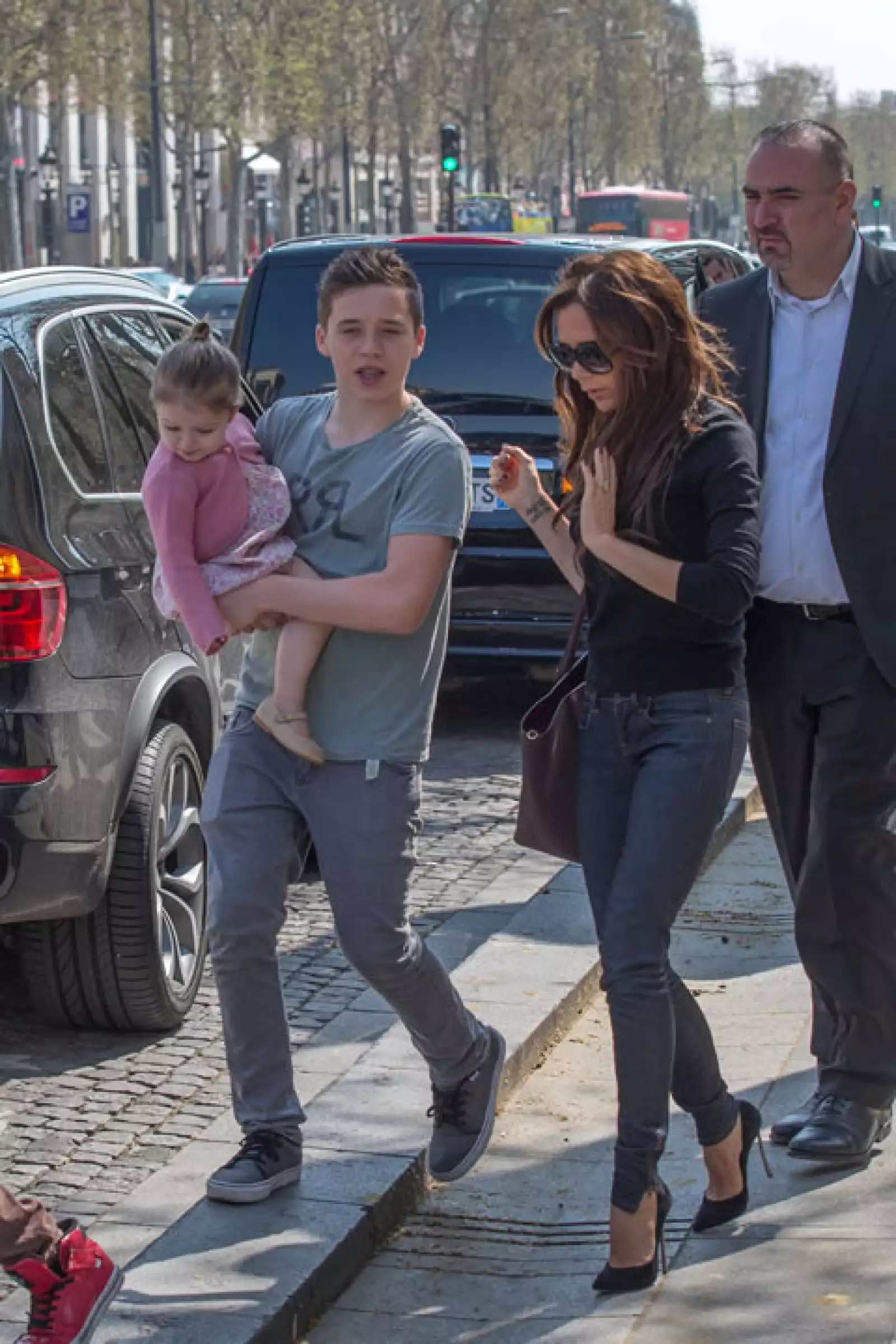 Brooklyn de 13 años carga a la pequeña Harper para ayudar a su mamá.