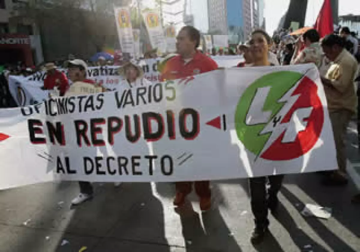 Decenas de miles de personas marcharon del Ángel al Zócalo del DF. (Foto: Reuteres)