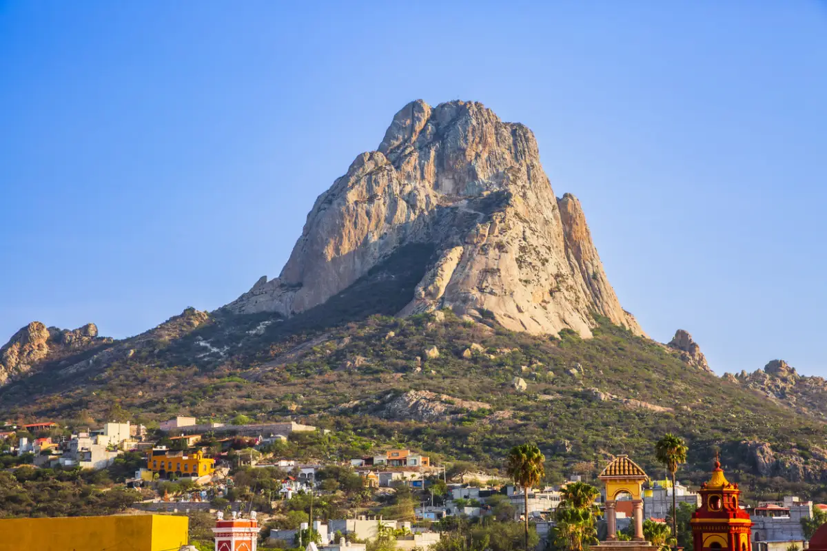 Turistas dañan la Peña de Bernal y se justifican con que "todos lo hacen" 