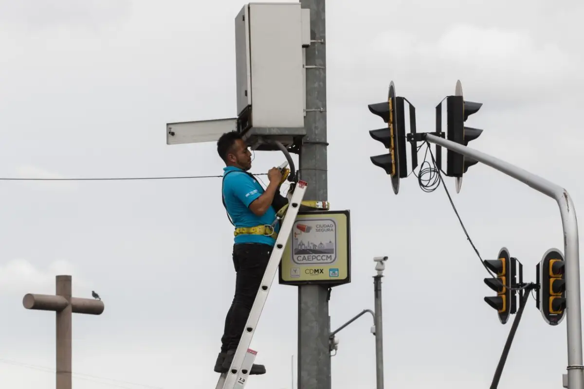 Un técnico revisa uno de los postes con cámaras del Centro de Atención a Emergencias y Protección Ciudadana de la Ciudad de México (CAEPCCM).