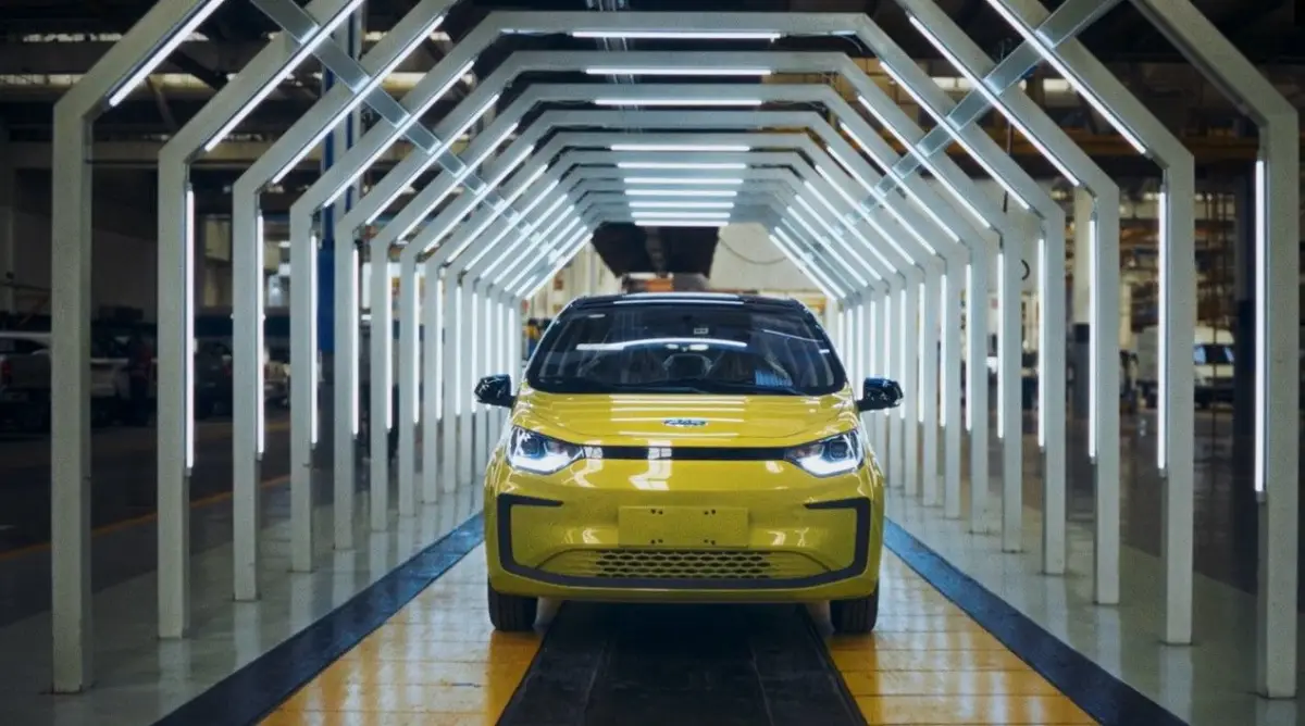 Auto JAC color amarillo en el centro de las instalaciones de la planta en México.