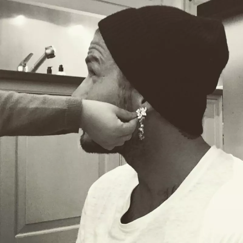 El orgulloso papá comparte otro de los momentos más tiernos con su pequeña, quien de sus tres hijos, parece ser su favorita, por lo que se deja hacer lo que ella guste, hasta ponerse joyas.