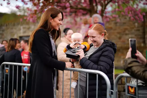 Kate Middleton con Daniel y Lucy Williams en Gales