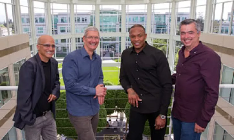 De izquierda a derecha: Jimmy Iovine (Beats), Tim Cook (Apple), Dr. Dre (Beats) y Eddy Cue (Apple), festejando la adquisición.  (Foto: Cortesía Apple)