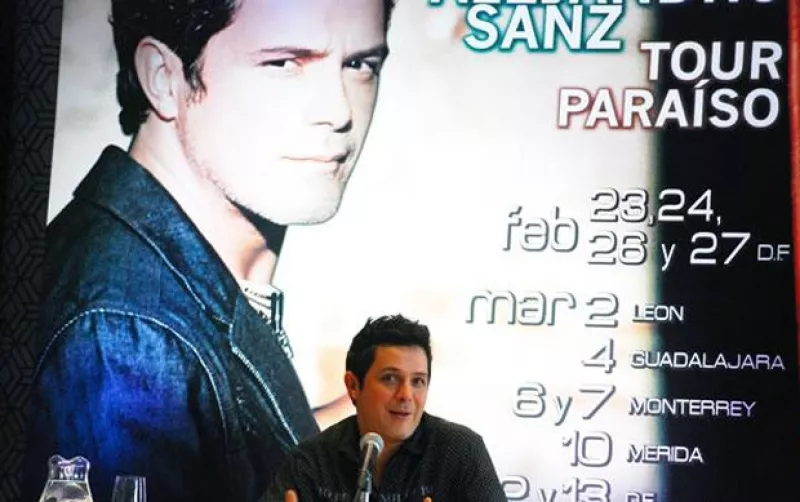 El cantante regresa a los escenarios mexicanos luego de tres años de ausencia con su "Tour Paraíso", está creando un tema solidario para Haití y su disco Paraíso Express tiene altas ventas.