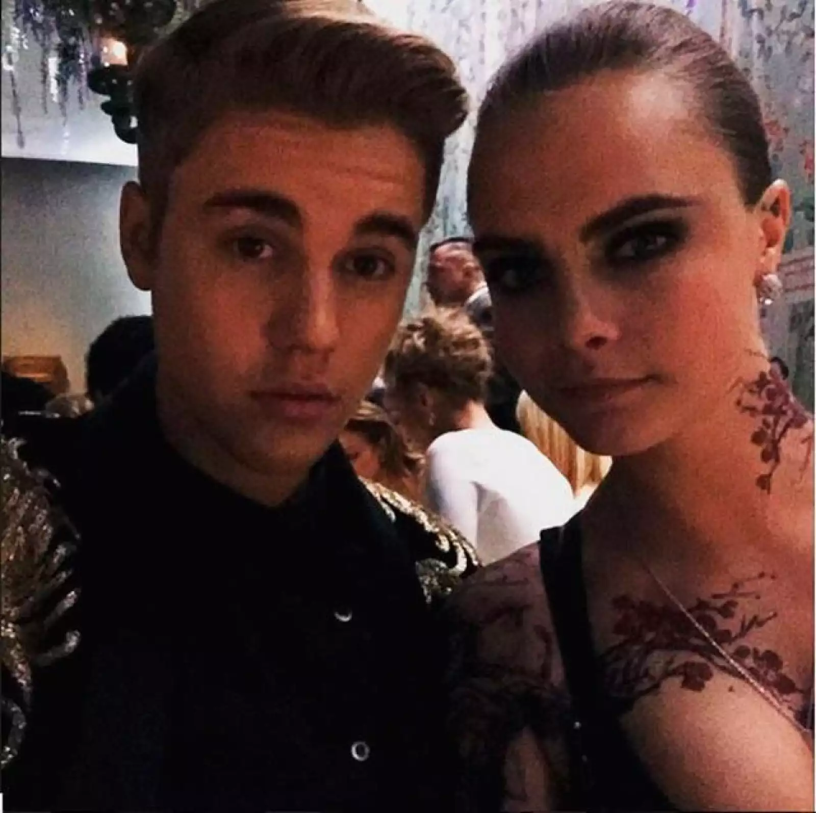 Justin Bieber junto a su gran amiga Cara Delevingne.