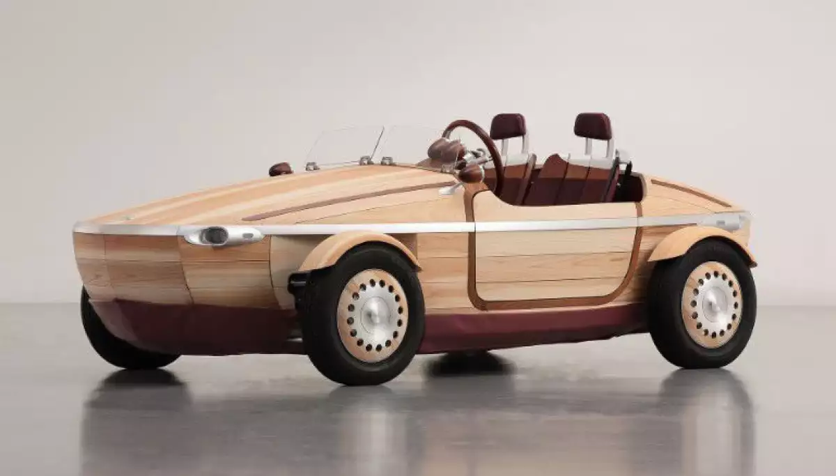 La madera fue elegida como la materia principal para la carrocería del auto.