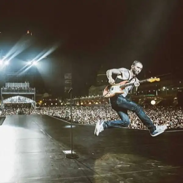 Rock spirit! Adam Levine disfruta al máximo cada vez que sube al escenario y lo demuestra con esta fotografía.