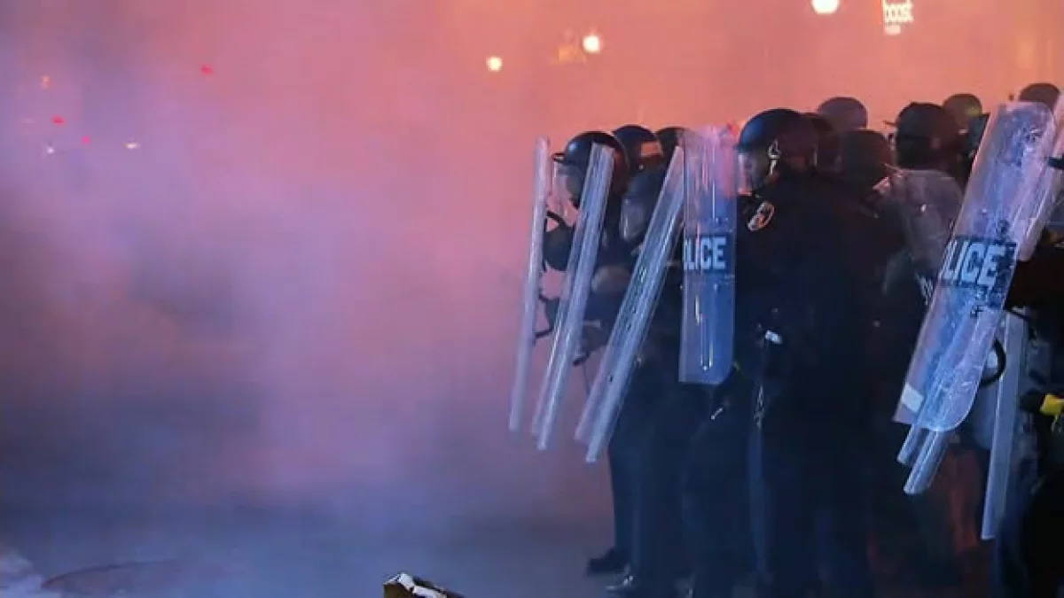 Policías del Departamento de Baltimore se preparan para aplicar la ley a las personas que no atiendan el toque de queda este martes
