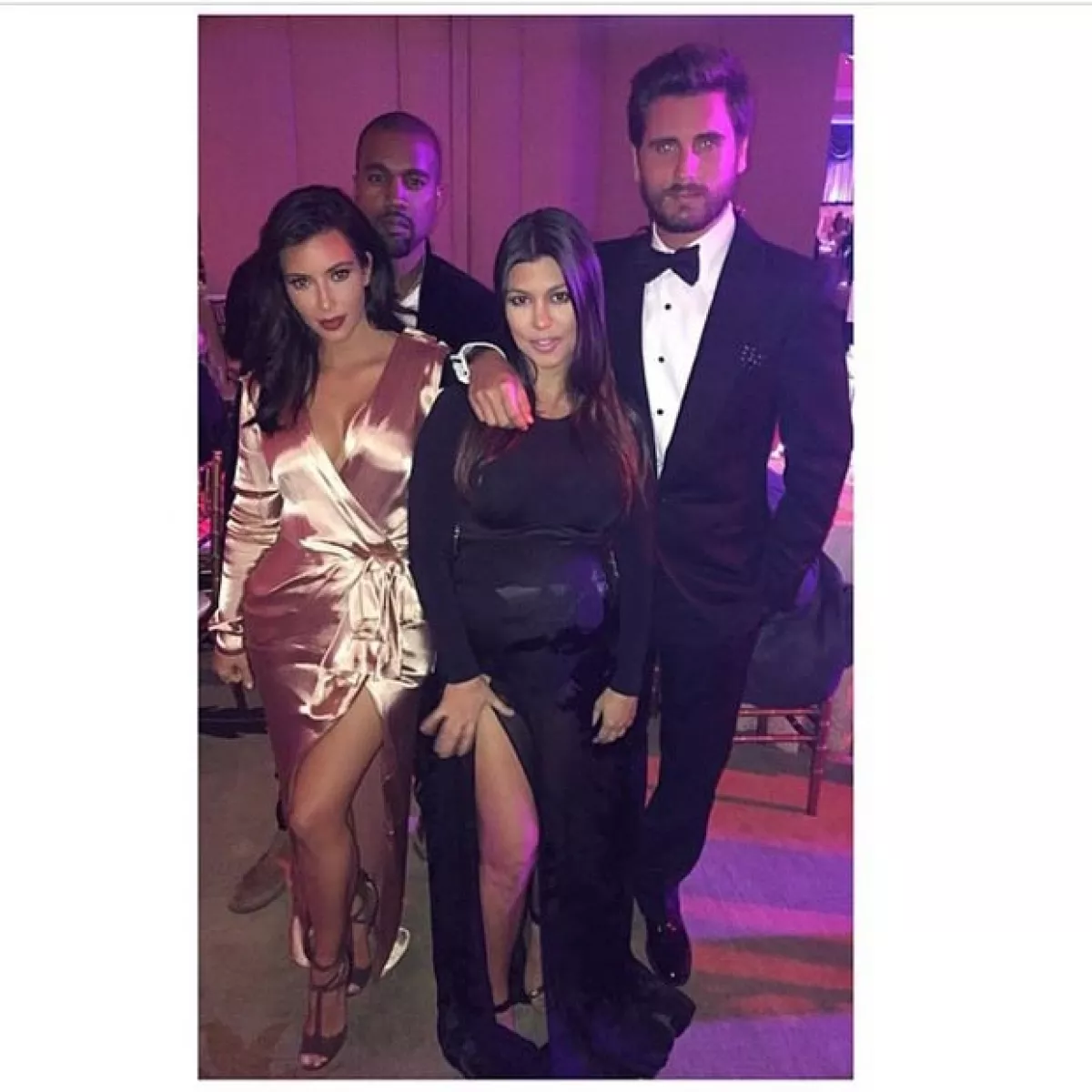 El fin de semana Kourtney y Scott asistieron a la boda de Scott Sartiano y Allie Rizzo, en la que aparece con su hermana Kim y su cuñado Kanye.