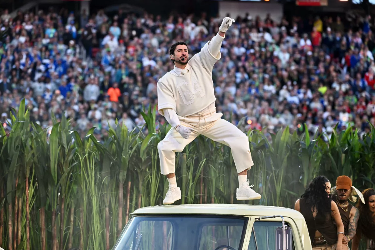 El cantante puertorriqueño Bad Bunny actúa durante el Super Bowl LX Patriots vs Seahawks Apple Music Halftime Show en el Levi's Stadium en Santa Clara, California, el 8 de febrero de 2026.