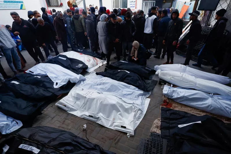 Los dolientes reaccionan junto a los cuerpos de los palestinos muertos en ataques israelíes, en medio del conflicto en curso entre Israel y el grupo islamista palestino Hamas, en el hospital Abu Yousef Al-Najjar, en Rafah, en el sur de la Franja de Gaza, el 12 de febrero de 2024.