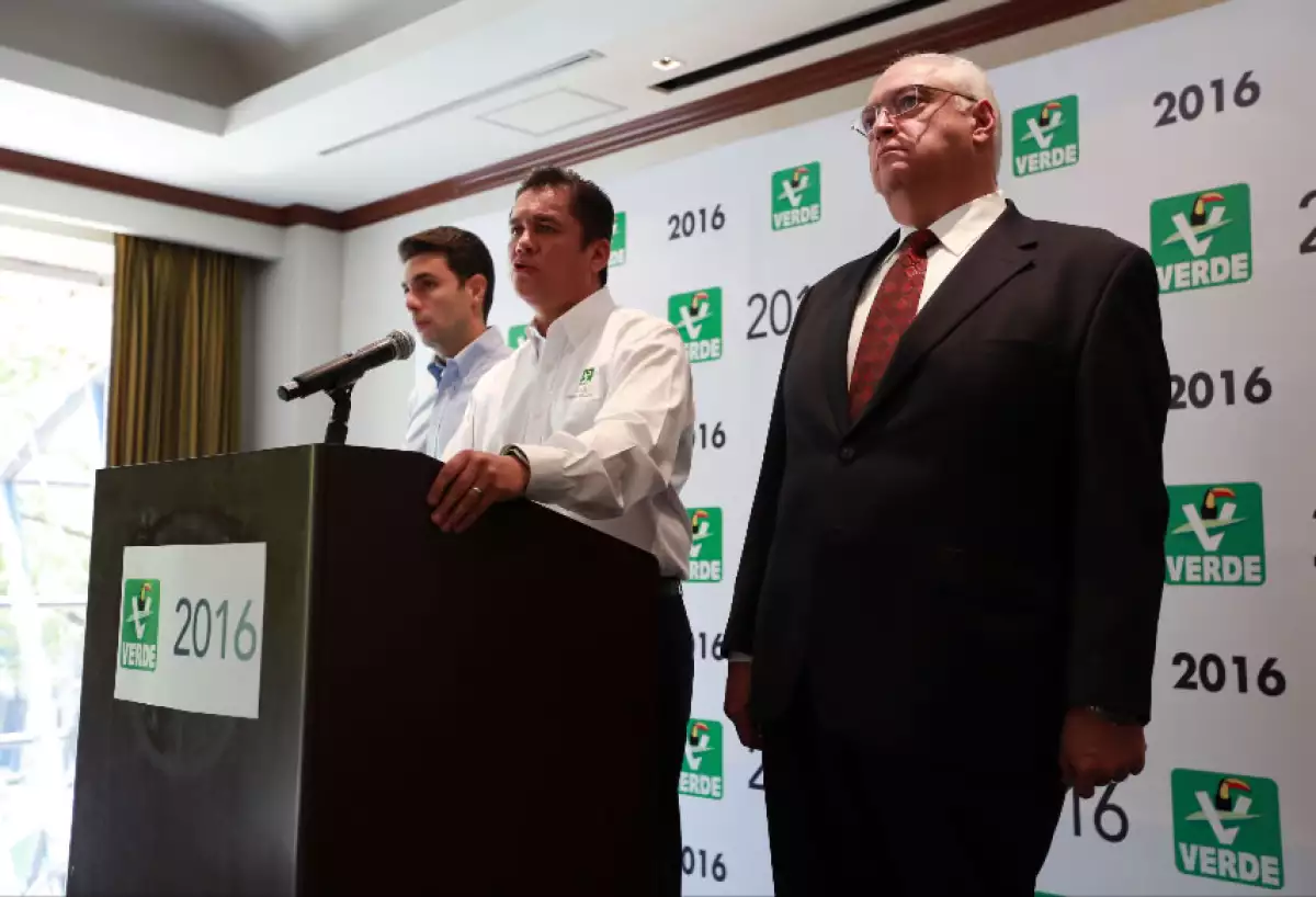 Carlos Puente Salas (centro) lamentó que el TEPJF no hubiera resuelto claramente la situación y dijo que apelarán la decisión.