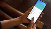 La imagen muestra una mujer consultando su cuenta bancaria y sus gastos mediante su dispositivo móvil. Comodidad y facilidad en la gestión bancaria gracias a la tecnología.