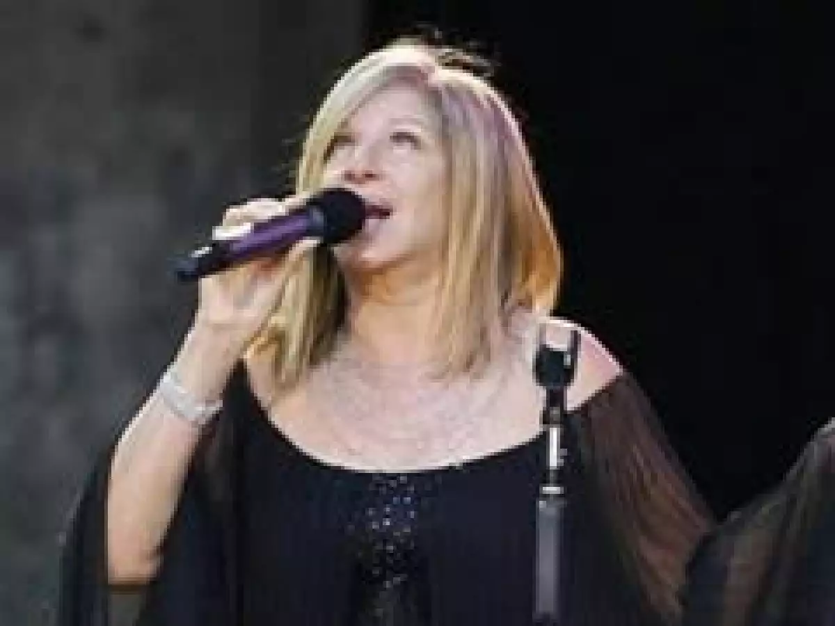 Streisand, de 67 años unirá fuerzas con Diana Krall para un álbum. En la foto, el concierto de Berlín en junio de 2009. (Foto: Reuters)