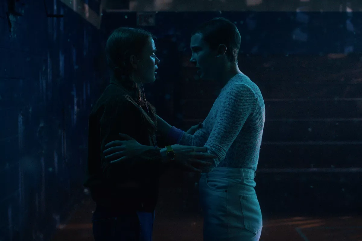 Foto de Max (Sadie Sink) y Eleven (Millie Bobby Brown) abrazándose en una escena de Stranger Things 4.