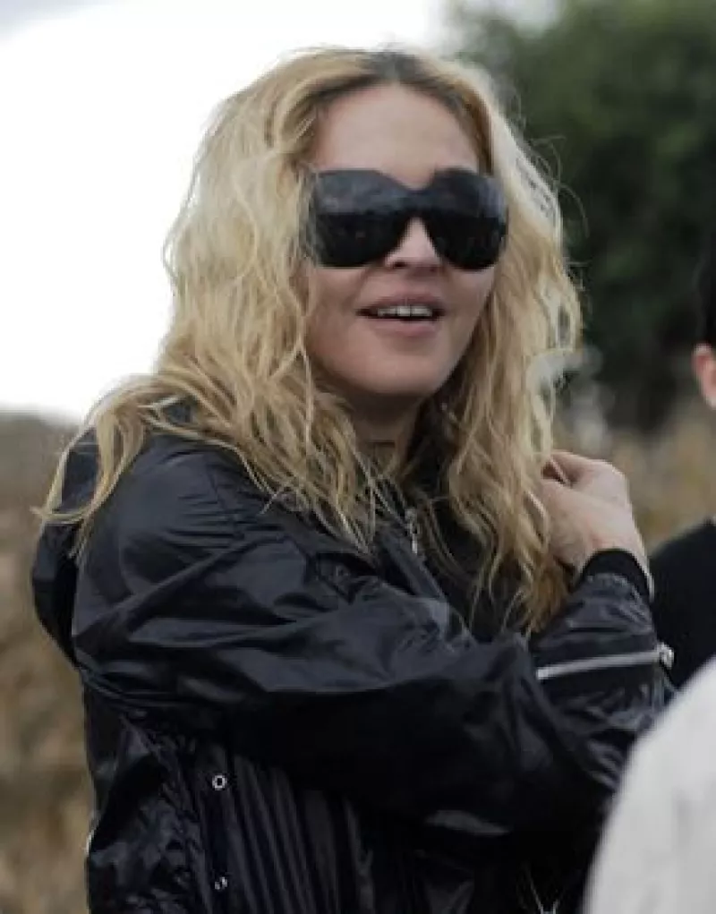 Un reporte policial sobre la caída de Madonna de un caballo en los Hamptons no dice si un paparazzo asustó al animal, como ha dicho la vocera de la cantante.