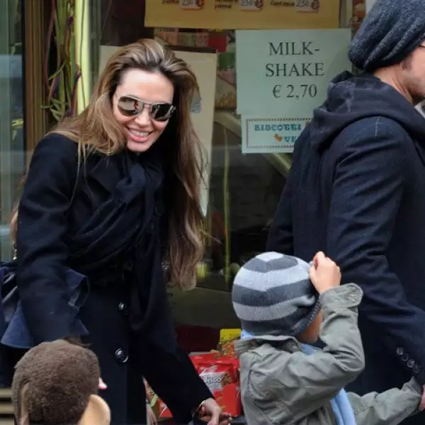 Angelina está más que feliz por tener cerca de ella a su famlia en días de trabajo.