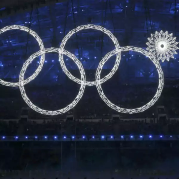 Los aros olímpicos se iluminaron en medio del estadio, aunque uno de ellos no abrió por completo.