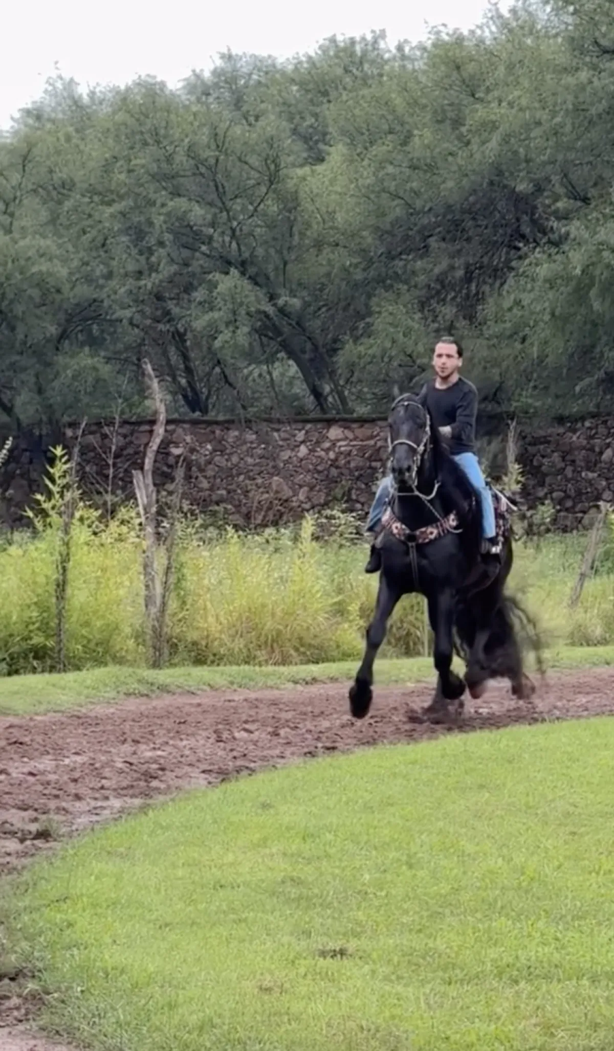 angela-nodal-practican-equitacion.png
