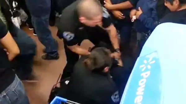 En el primer día de compras, se reportaron dos peleas en una tienda de Virginia y el caso de un hombre que fue apuñalado.
