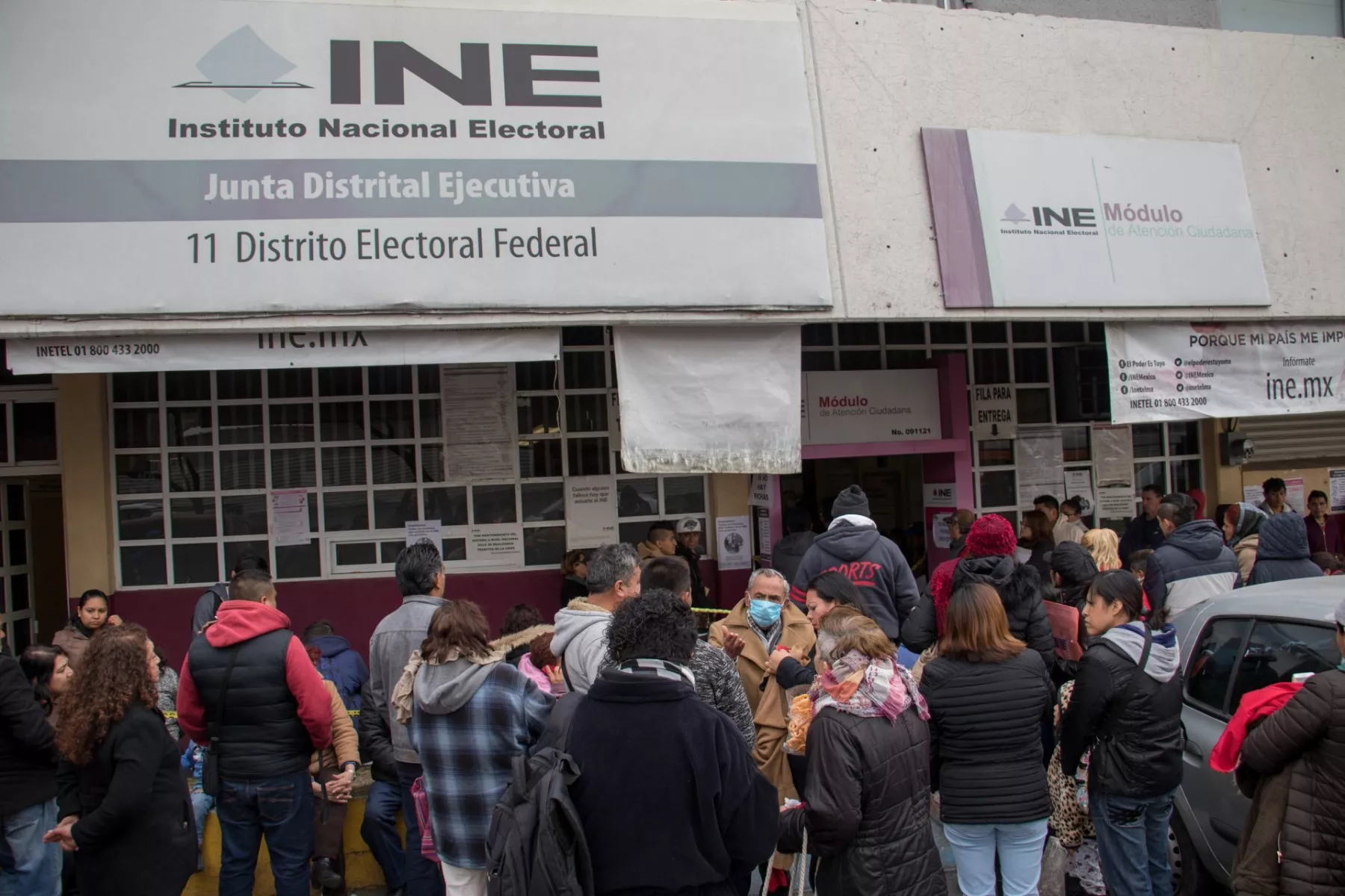 MÉXICO, D.F., 06ENERO2016.- Cientos de niños acudieron a la explanada de la delegación Cuauhtémoc para recibir un juguete de Reyes Magos, los pequeños tenían que ir acompañados de un adulto con copia de una credencial del INE de sus padres que corroborara que eran vecinos de la delegación. 
FOTO: MOISÉS PABLO /CUARTOSCURO.COM