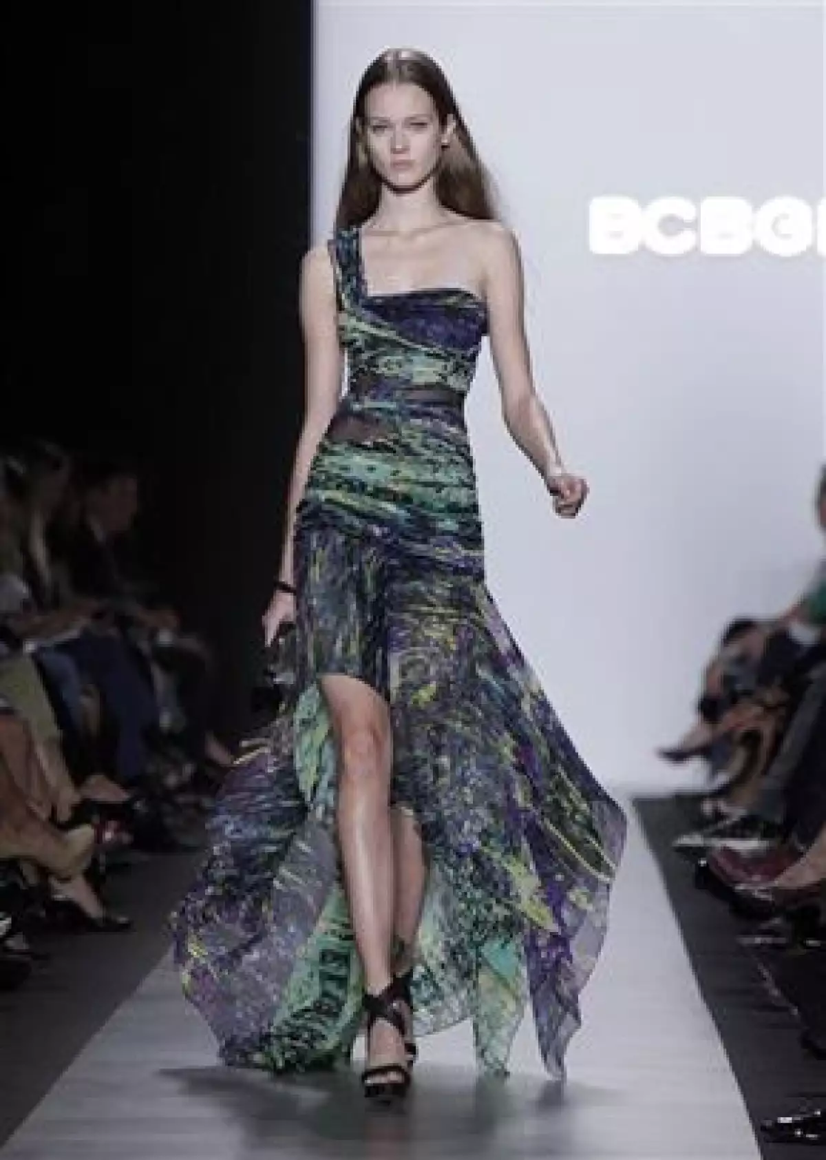 El sector de la moda se puso el jueves su traje más espectacular para iniciar la Semana de la Moda en Nueva York, en la que intentará conquistar a un público en recesión.