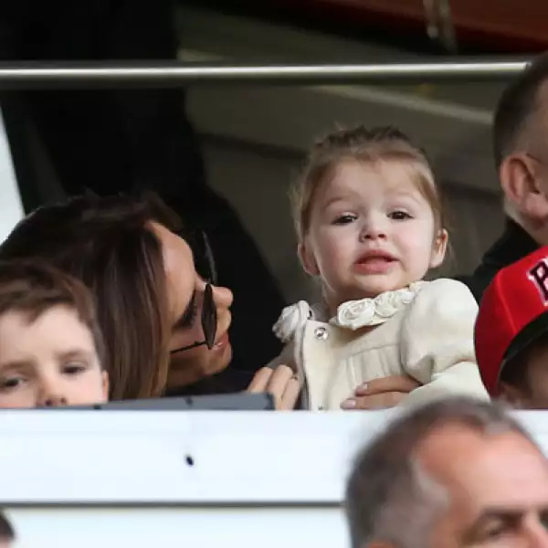 La pequeña Harper no podía quedarse atrás y pese a su corta edad, parecía interesarle lo que sucedía en la cancha.