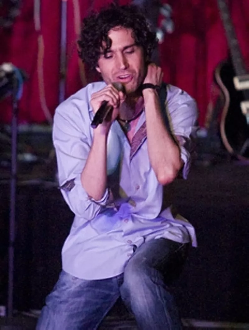 El cantante se presentará en el Coloso de Reforma, en donde compartirá el escenario con su padre y otros artistas.