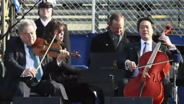 El violinista Itzhak Perlman y el chelista Yo-Yo Ma actuaron junto con el clarinetista Anthony McGill en la toma de protesta.