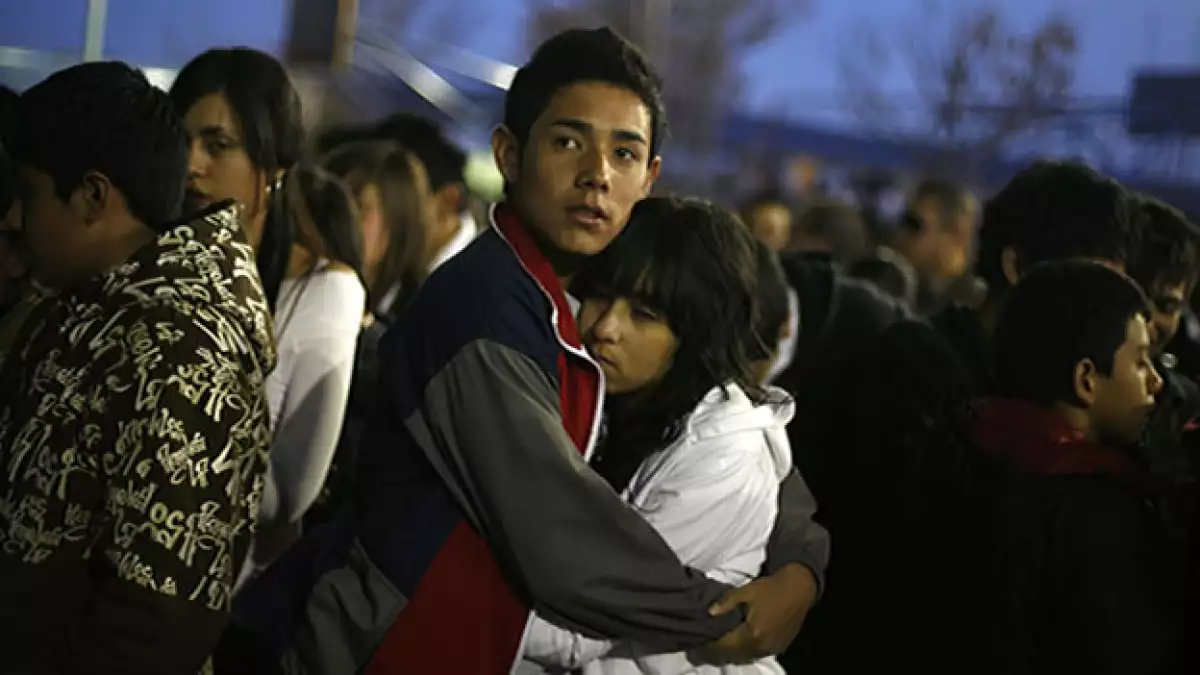 jovenes rezan en una protesta en ciudad juarez por la masacre de enero pasado