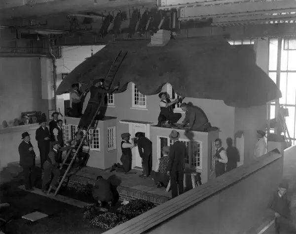 Construcción de  la casita de muñecas de la reina Isabel 