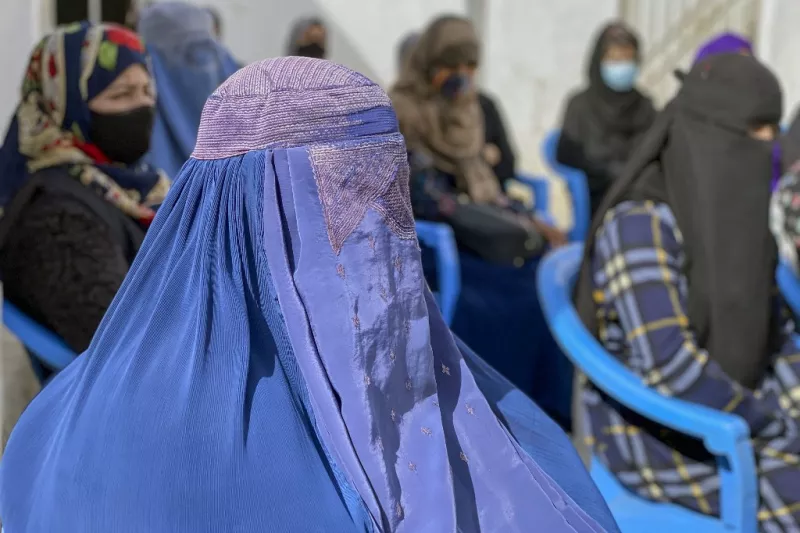 Mujeres afganas se reúnen para protestar por su derecho a la educación en una casa en Mazar-i-Sharif el 7 de marzo de 2023.