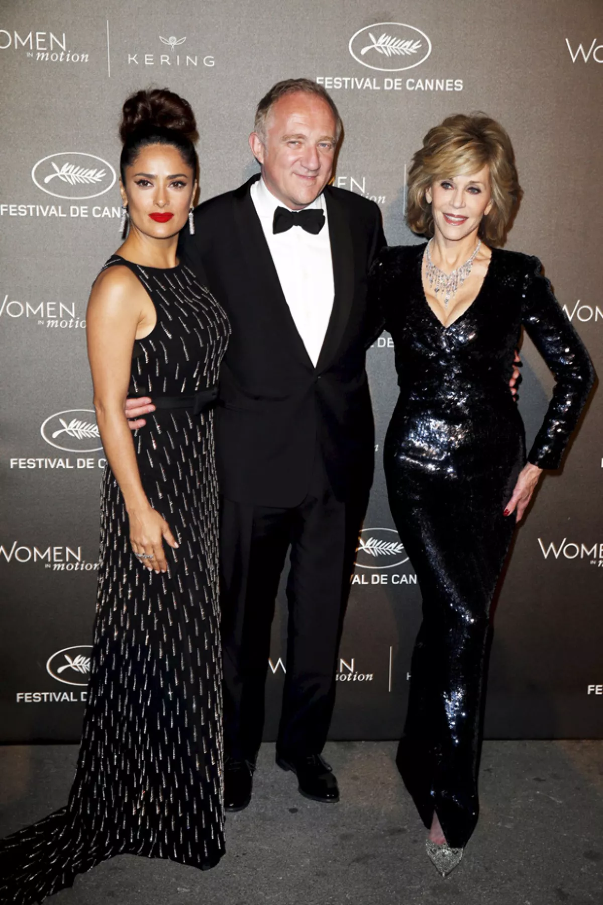 Otra de las actrices que ha impresionado con sus looks en este festival es Salma Hayek, con quien posó a la entrada de la cena Women in Motion.