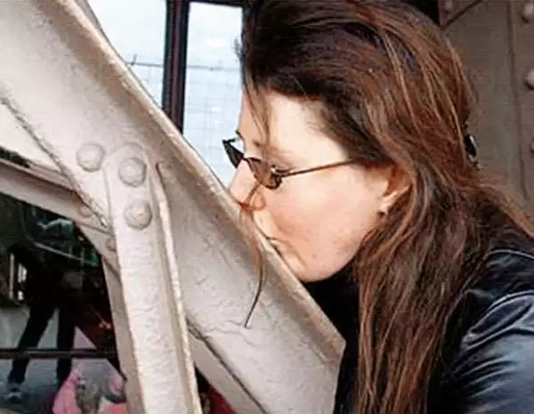 Erika LaBrie, una mujer de Estados Unidos decidió “casarse” con la torre.