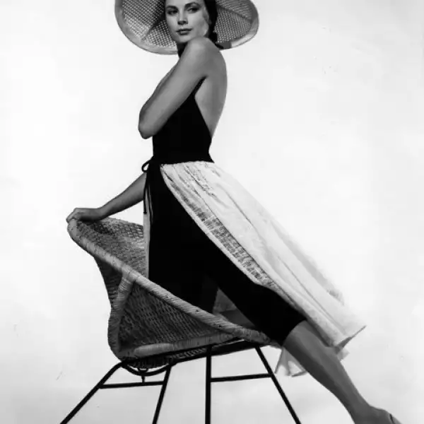 Aquí luciendo un traje de playa creado exclusivamente para ella para la película To Catch A Thief. El modelo fue diseñado por Edith Head y la imagen fue tomada en París en 1955.