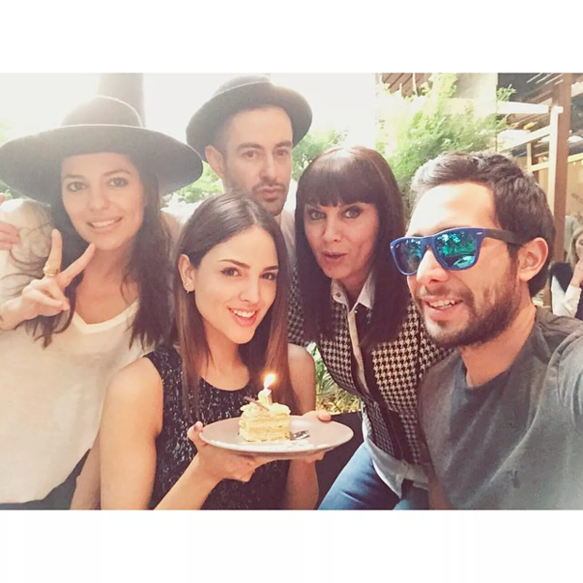 La actriz se la pasó muy contenta rodeada de su mamá y seres queridos.