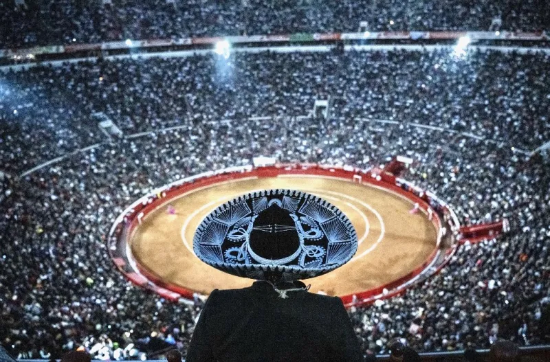 Hombre con sombrero de charro presencia función de toros en las gradas de La México.