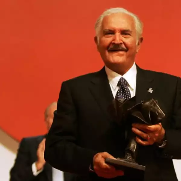 Carlos Fuentes desoués de recibir el Premio Don Quijote de la mancha de manos del Rey de España.