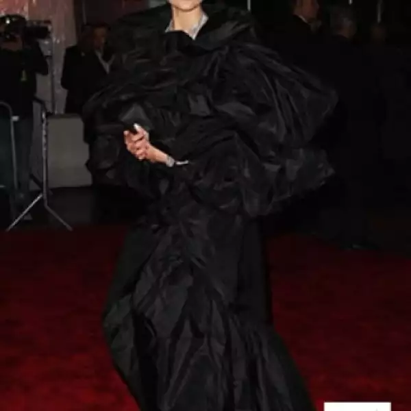 No hay comentarios para el vestido que llevó la modelo canadiense Shalom Herlow... dejó a todos sin palabras... por las razones equivocadas.